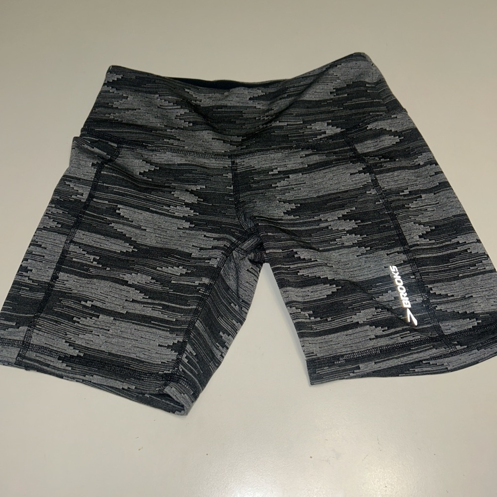 Brooks Women’s Spandex Short Tight Grey and black workout short size Small